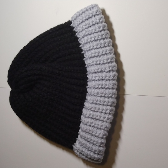Selling hats - Picture 2 of 5